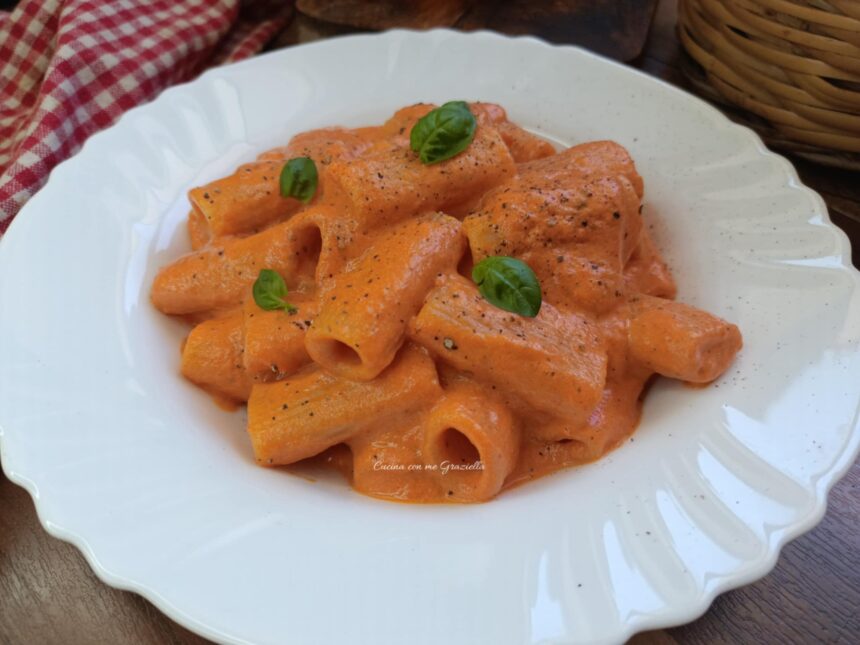 Pasta con crema di peperoni e ricotta