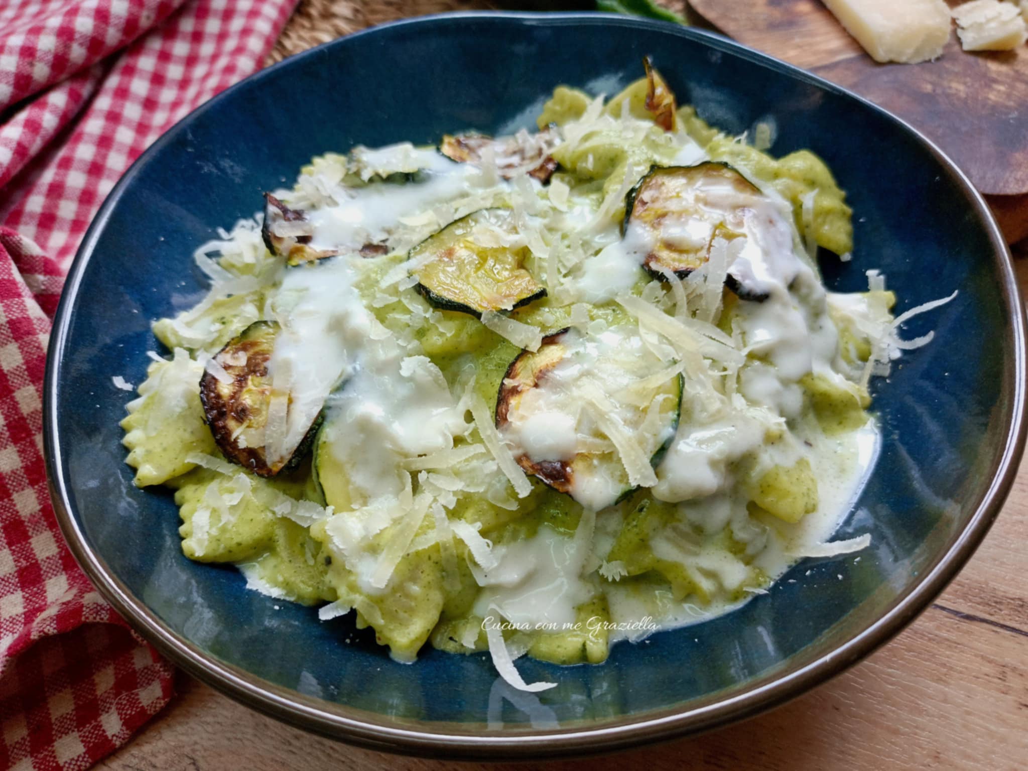 Pasta con crema di zucchine e fonduta parmigiano