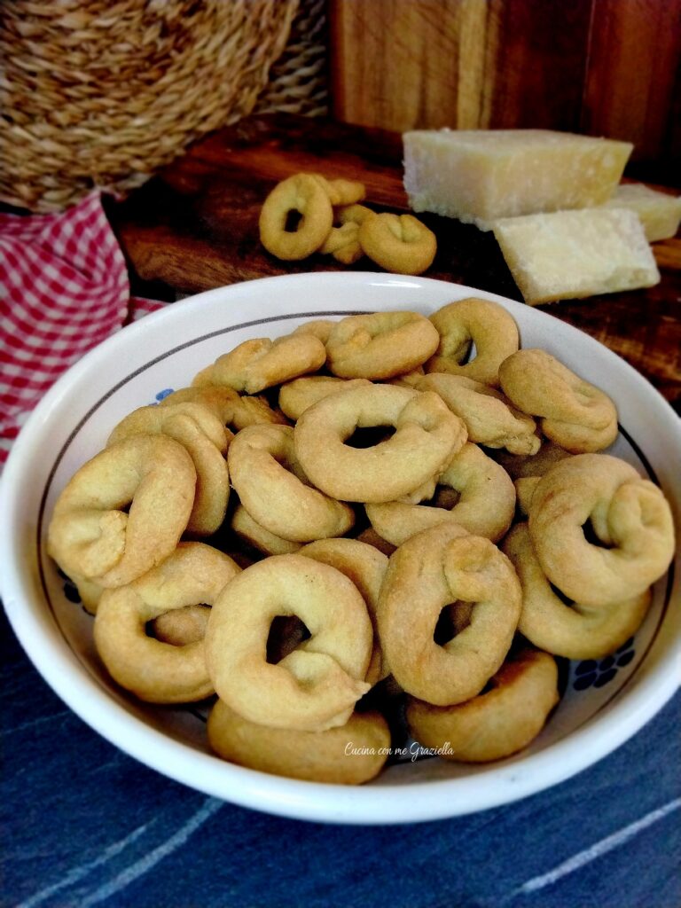 Tarallini al parmigiano senza bollitura 