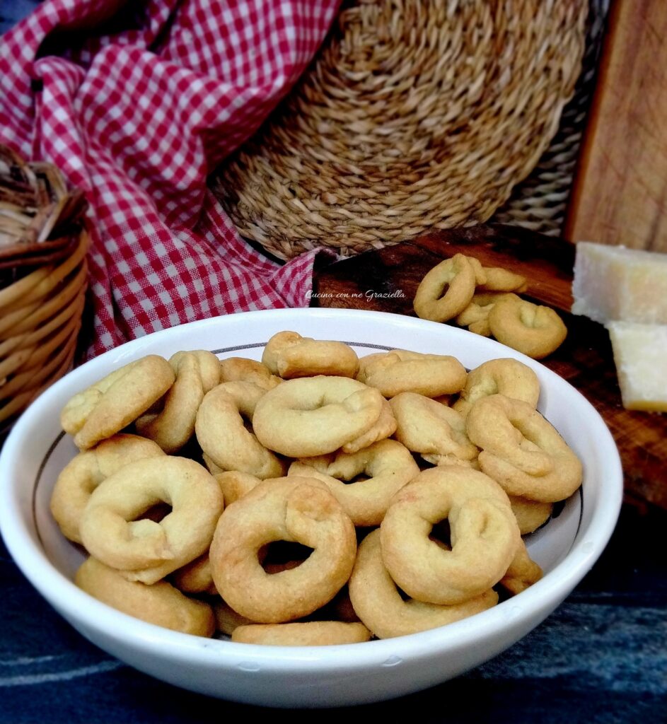 Tarallini al parmigiano senza bollitura 