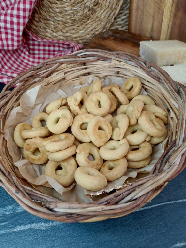 Tarallini al parmigiano senza bollitura 