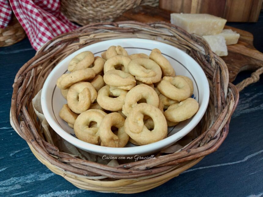 Tarallini al parmigiano senza bollitura