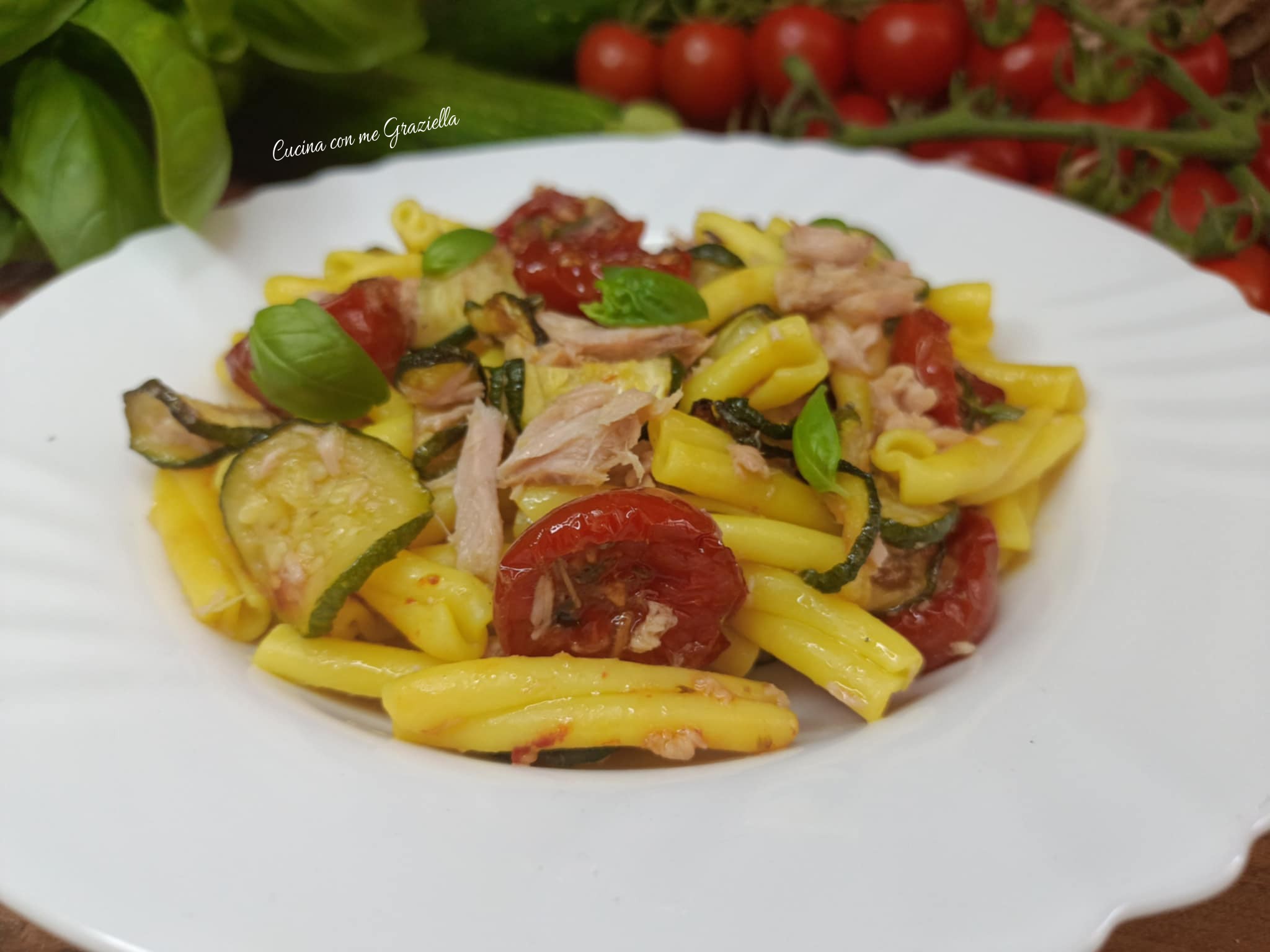 Pasta fredda allo zafferano con zucchine e tonno