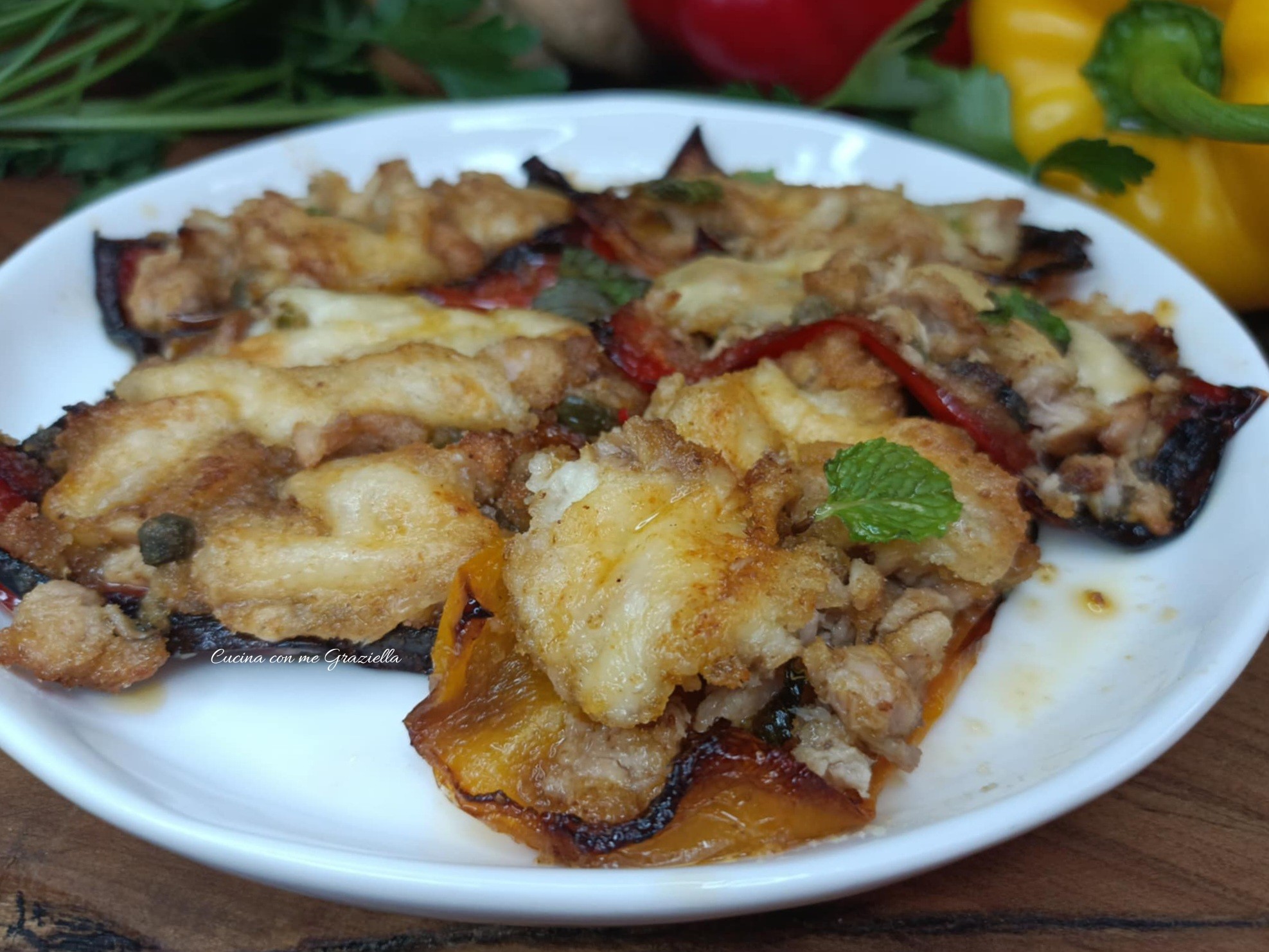 Peperoni gratinati con tonno e mozzarella