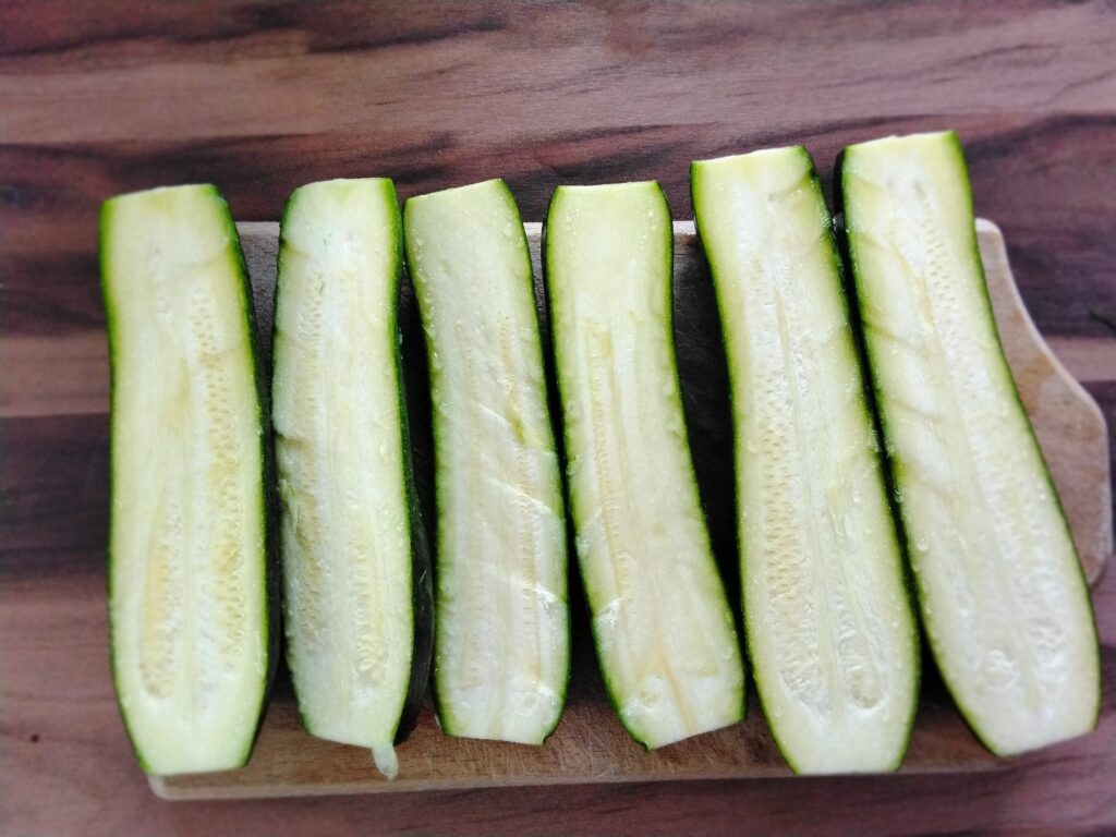 zucchine tagliate a metà