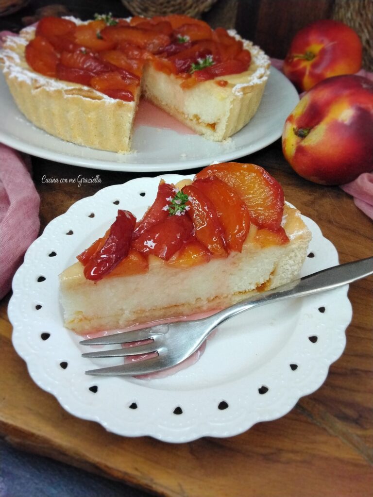 Crostata di ricotta e mandorle con pesche caramellate