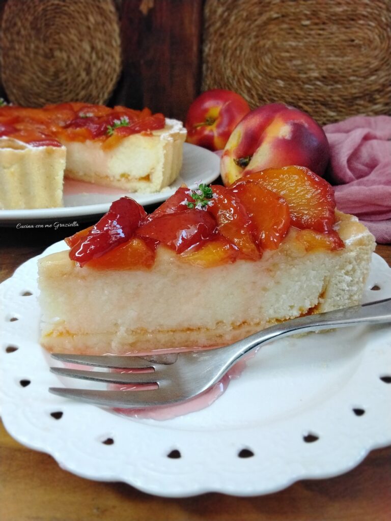 Crostata con ricotta e mandorle con pesche caramellate