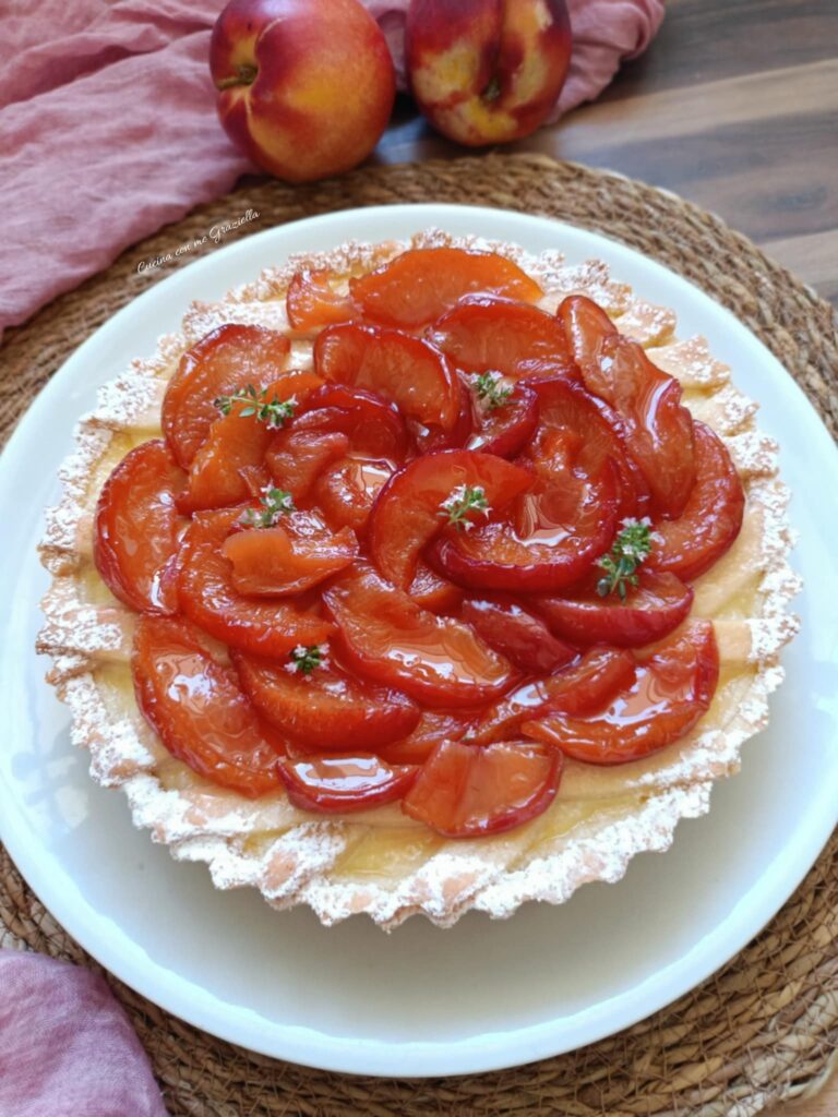 Crostata di ricotta e mandorle con pesche caramellate