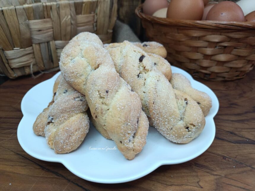Biscotti treccine con gocce di cioccolato