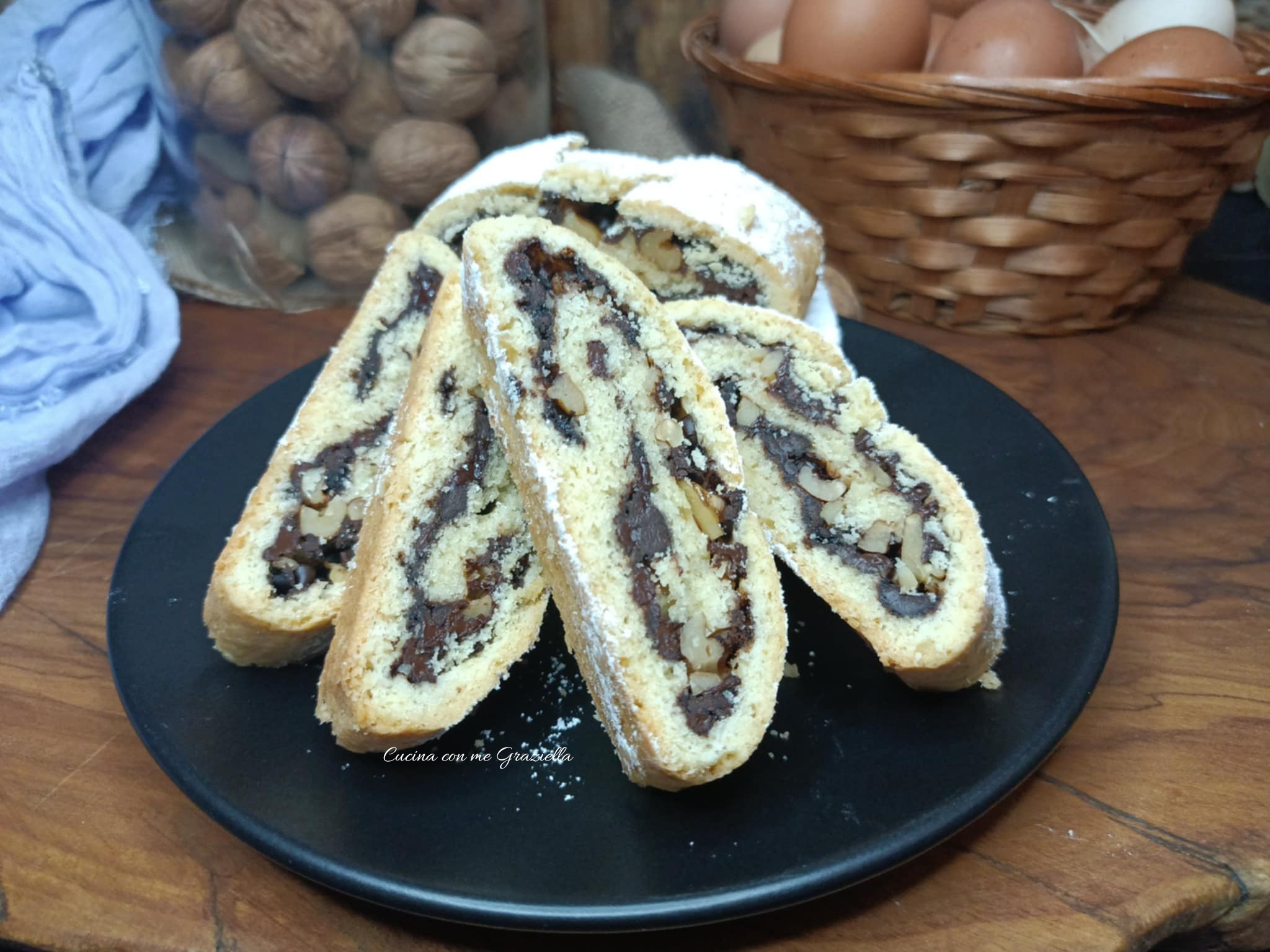 Biscottone arrotolato noci e cioccolato