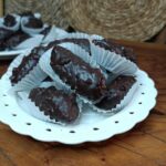 Biscottini di frolla alle nocciole ricoperti di cioccolato