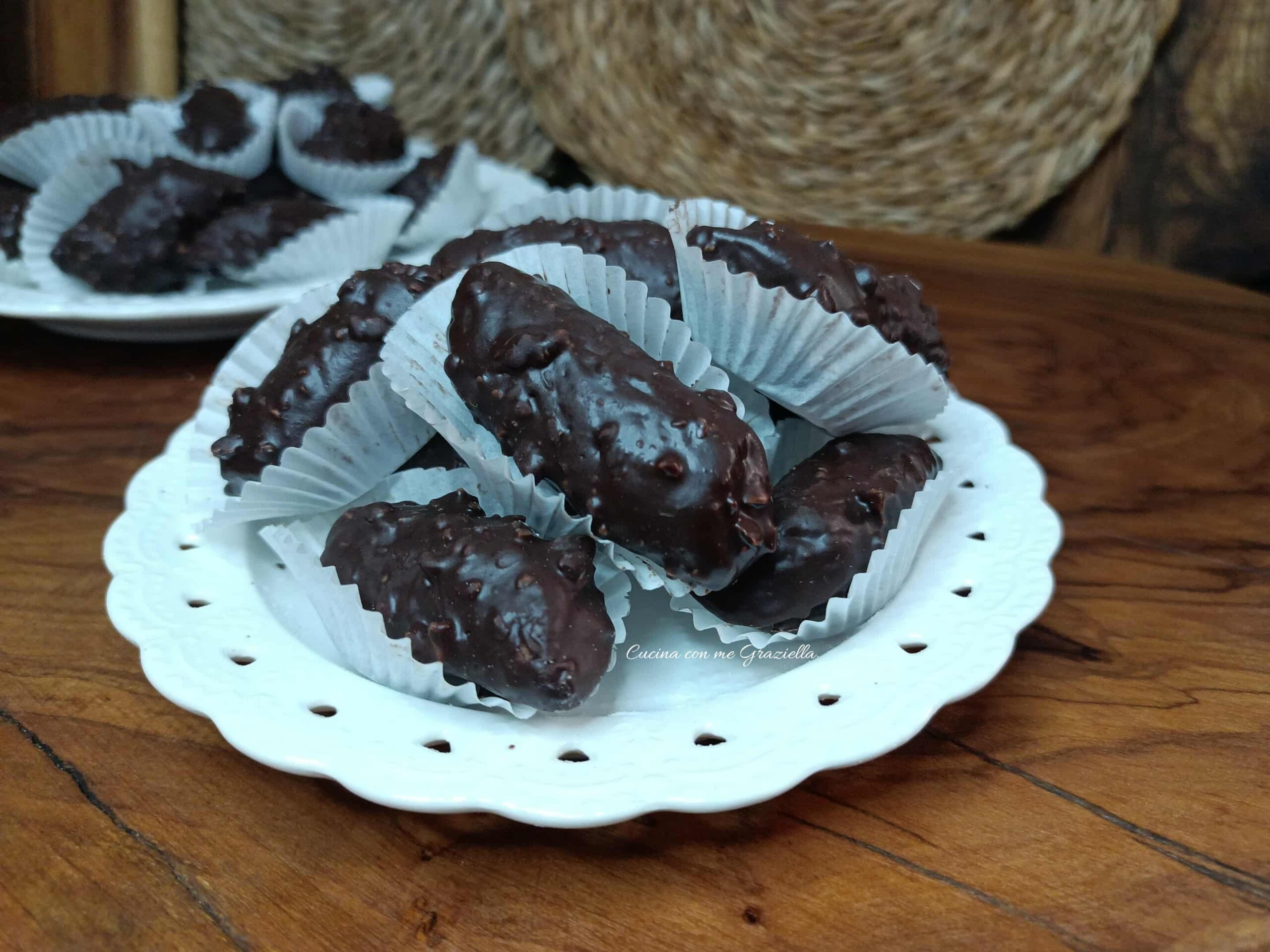 Biscottini di frolla alle nocciole ricoperti di cioccolato