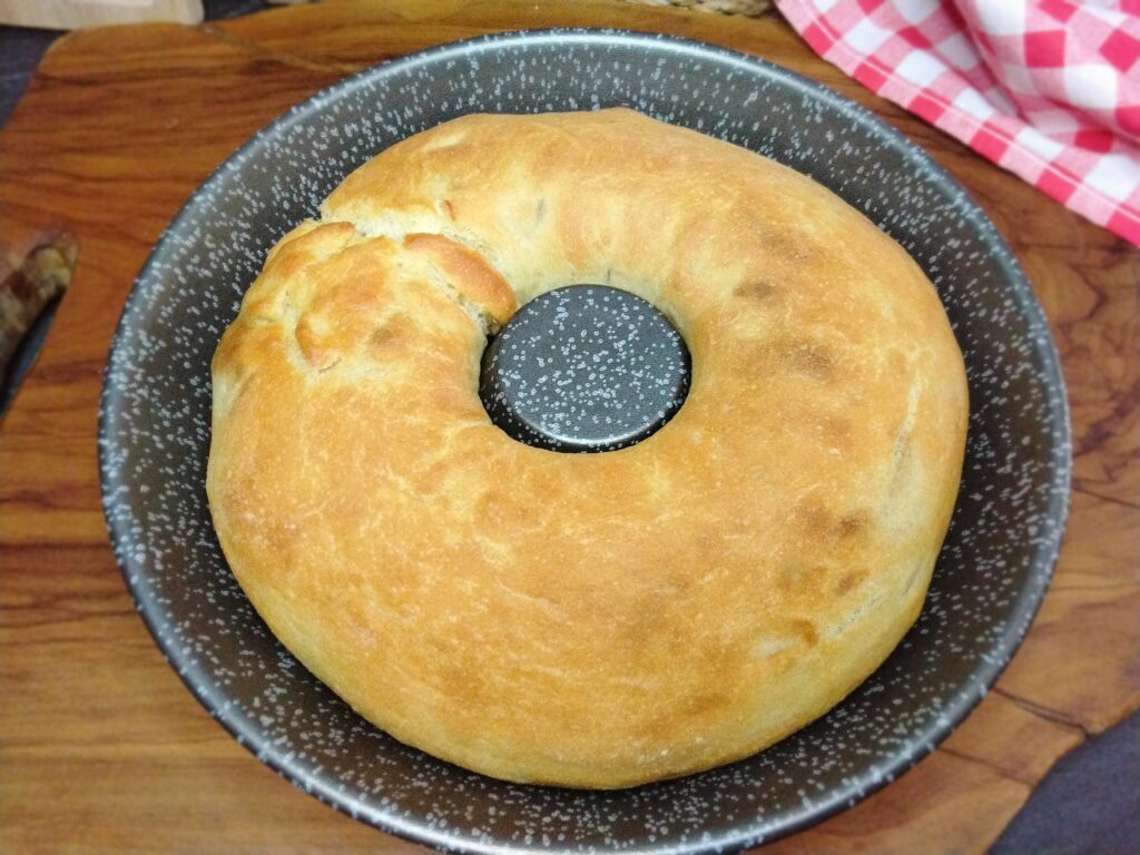 Ciambella rustica ai funghi  nello stampo