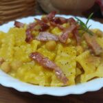 Pasta con crema di ceci allo zafferano e speck