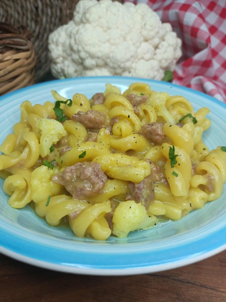 Pasta con crema di patate e cavolfiore allo zafferano e salsiccia
