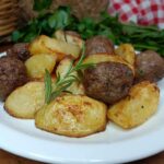 Polpette e patate in friggitrice ad aria