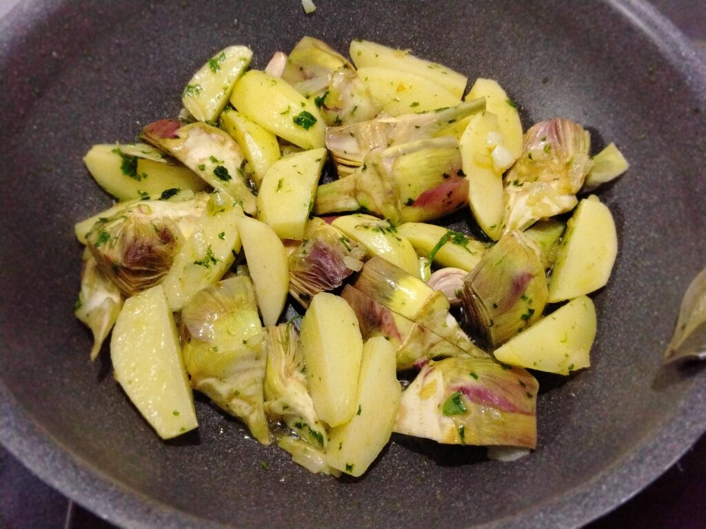 Carciofi e patate in padella