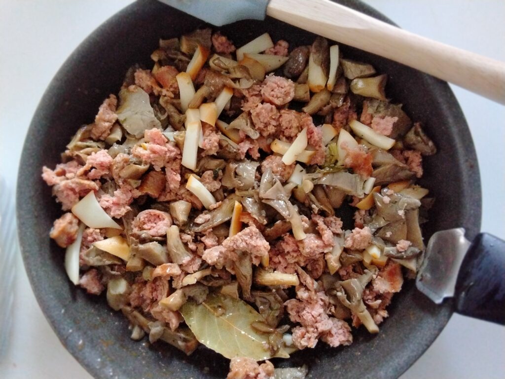 salsiccia e funghi in padella