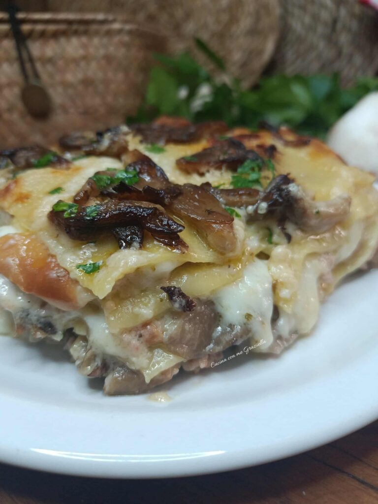Lasagne bianca ai funghi e salsiccia