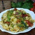 Orecchiette con cime di rapa e pomodori appesi