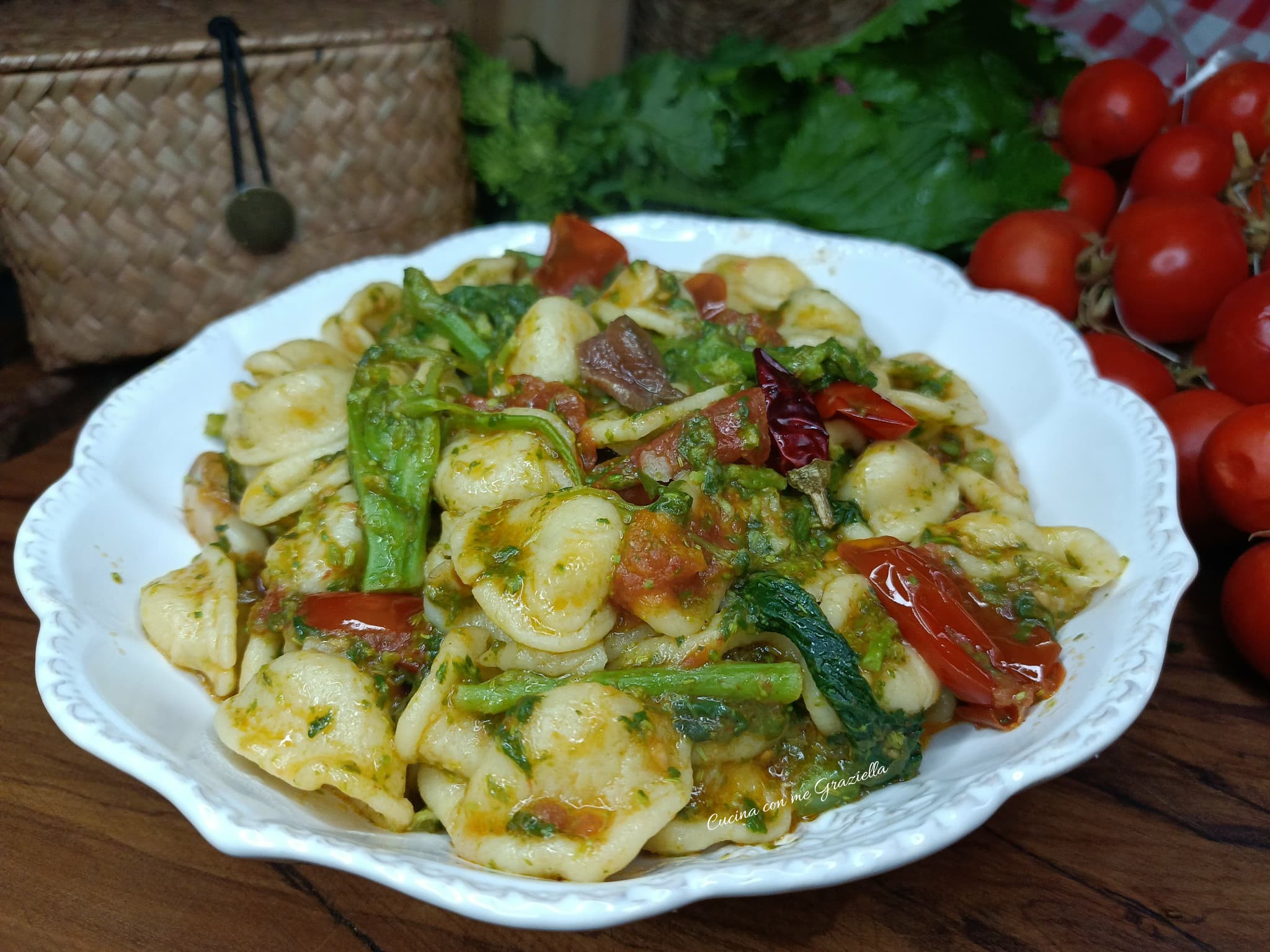 Orecchiette con cime di rapa e pomodori appesi