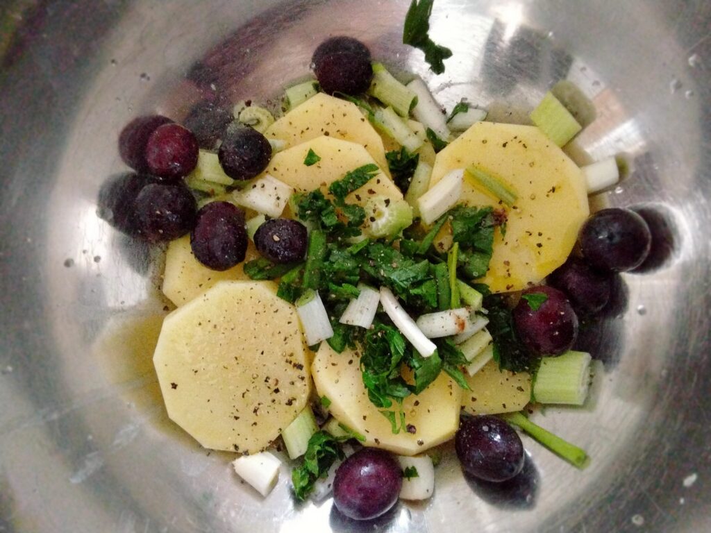 patate cipolle l'aglio olive capperi e  sedano    