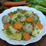 Polpette in umido con patate piselli e carote