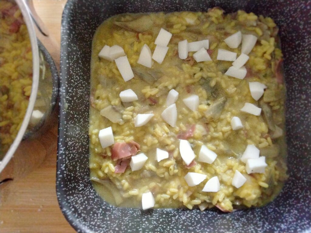 teglia con riso e condimento