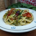 Spaghetti con le cime di rape e pomodori appesi