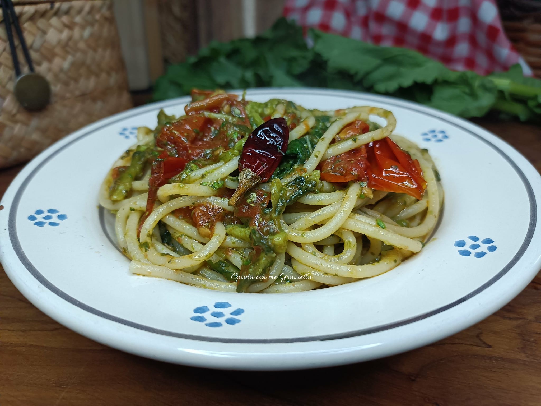 Spaghetti con le cime di rape e pomodori appesi