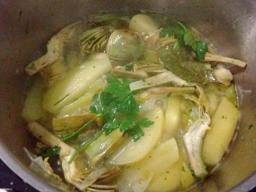 Carciofi e patate in brodo