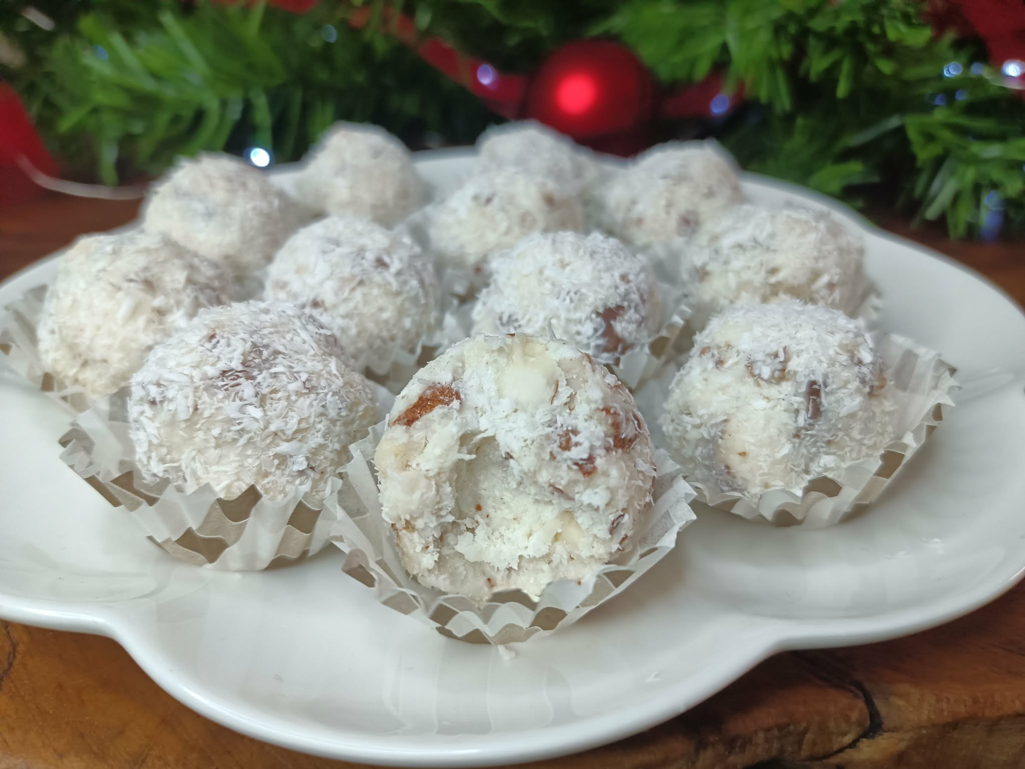 Cioccolatini al cocco con mandorle e cioccolato bianco
