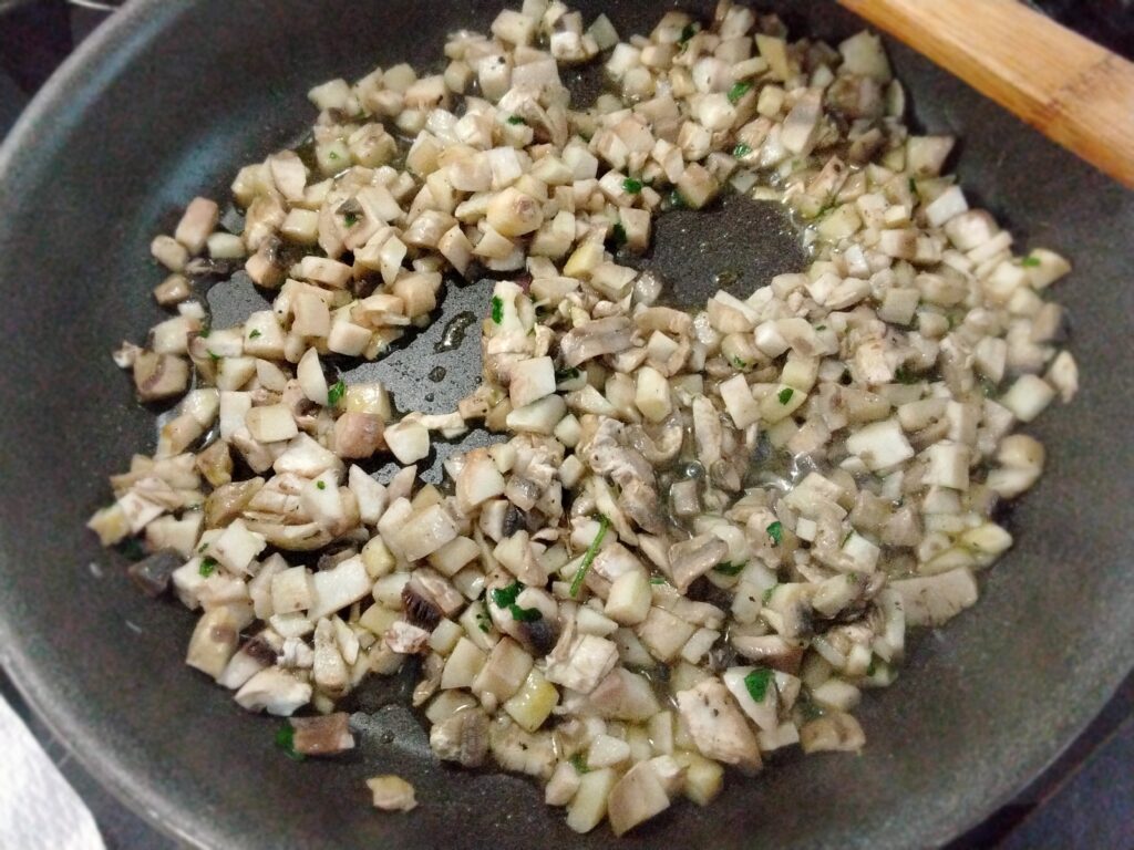 gambi  funghi tritati in padella