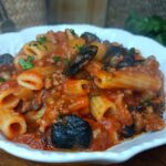 Pasta con ragù di carne e funghi chiodini