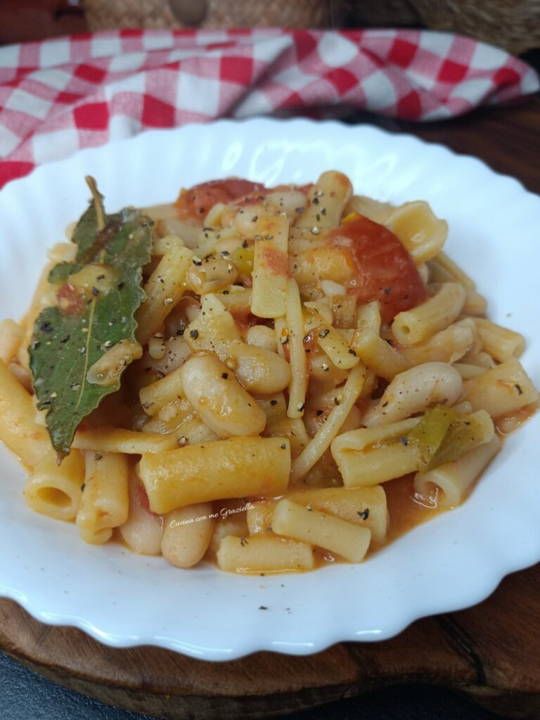 Pasta e fagioli alla pugliese con pomodori appesi