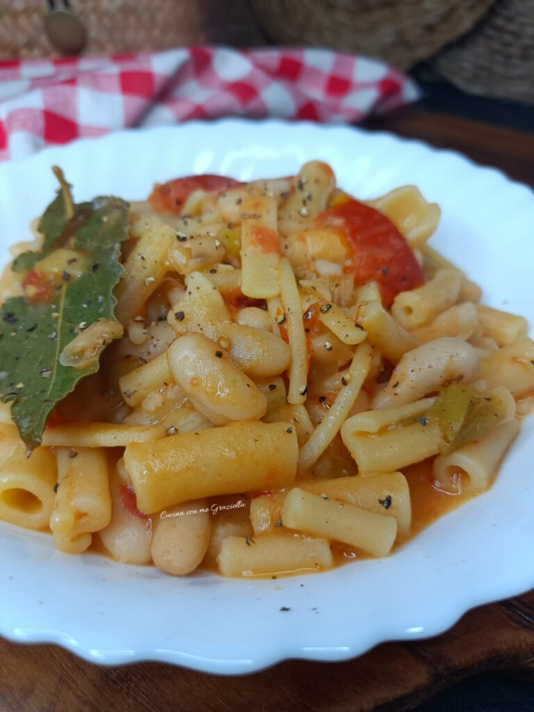 Pasta e fagioli alla pugliese con pomodori appesi