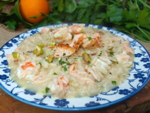 Risotto all'arancia con salmone e gamberetti
