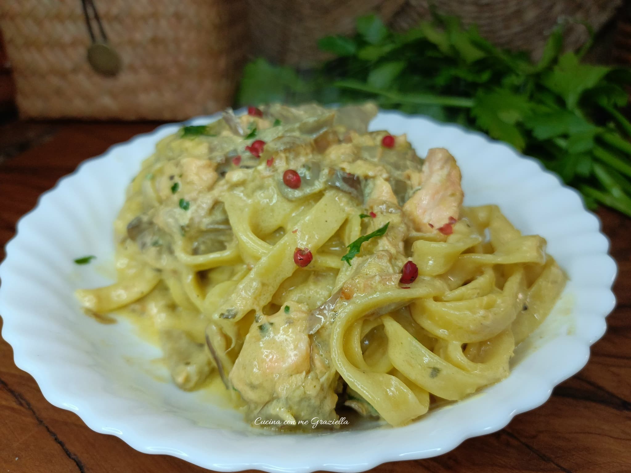 Tagliatelle salmone e carciofi con crema di Philadelphia allo zafferano