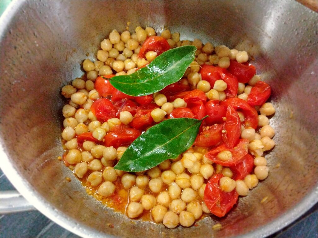 ceci e pomodori appesi