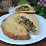 Calzoni di pasta matta carciofi e salsiccia