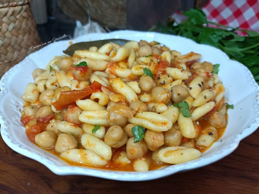 Cavatelli e ceci con pomodori appesi