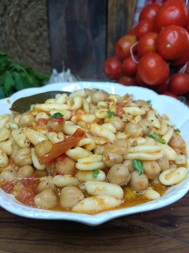Cavatelli e ceci con pomodori appesi