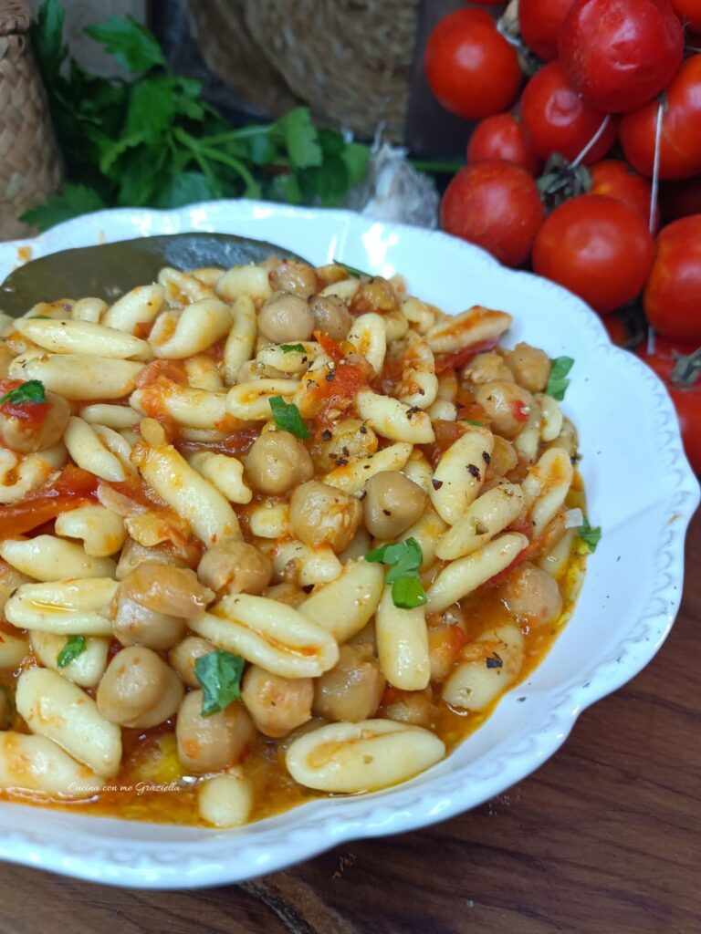 Cavatelli e ceci con pomodori appesi