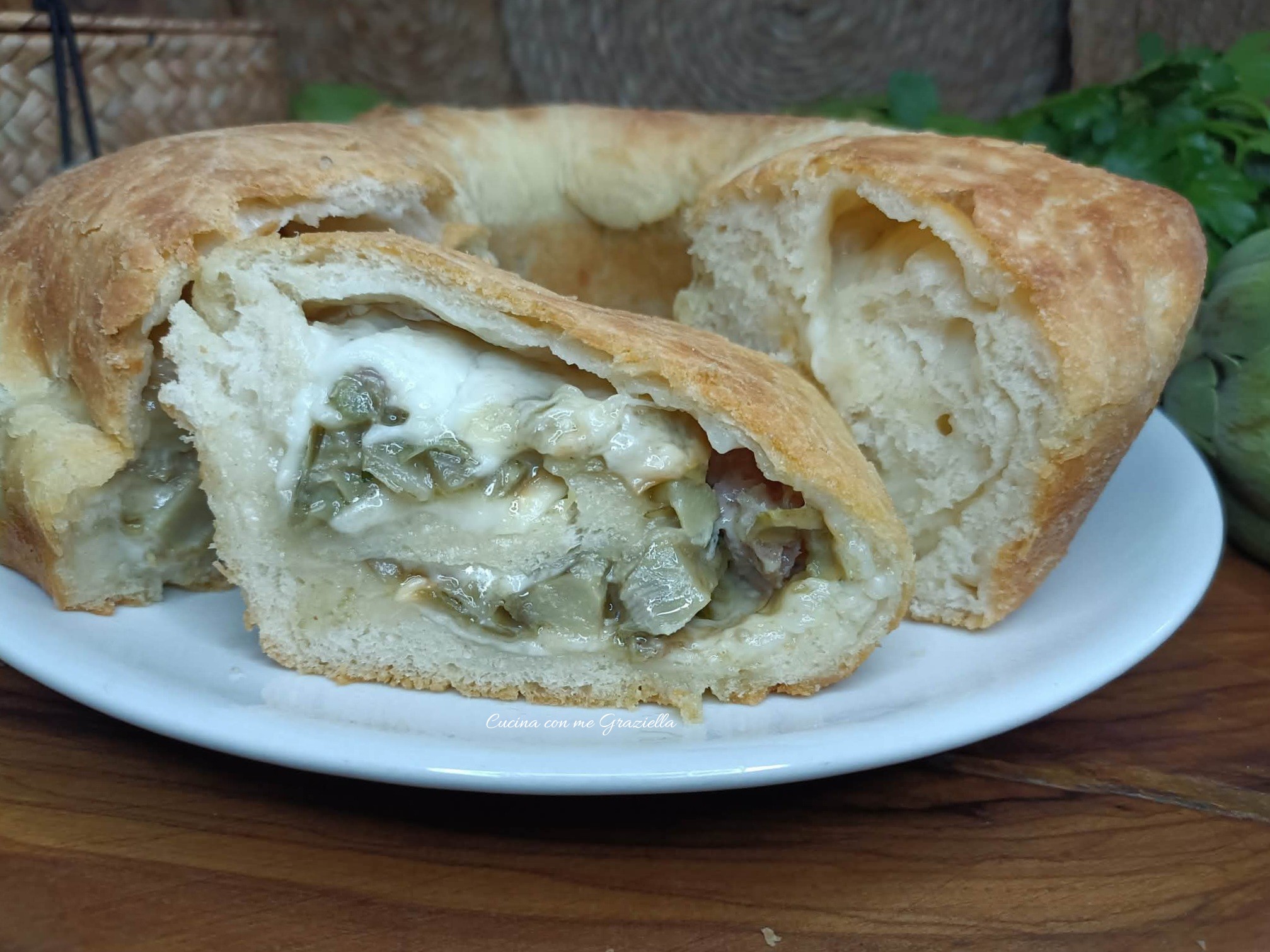 Ciambella salata arrotolata con carciofi  speck e scamorza