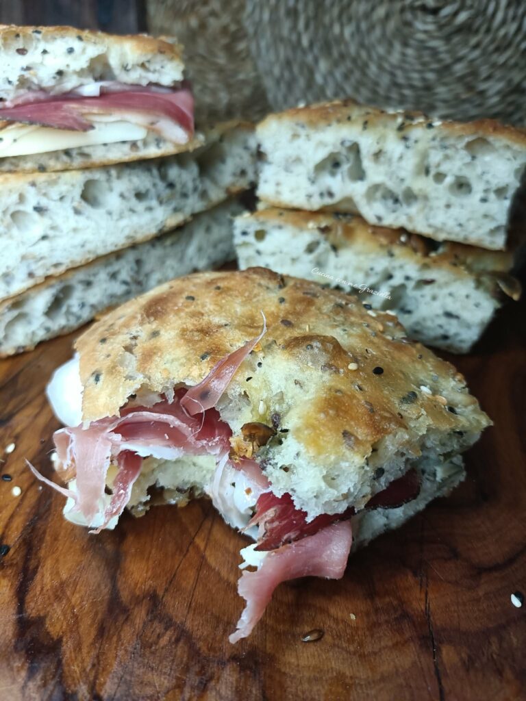 Focaccia con semi misti ripiena Focaccia con semi misti ripiena