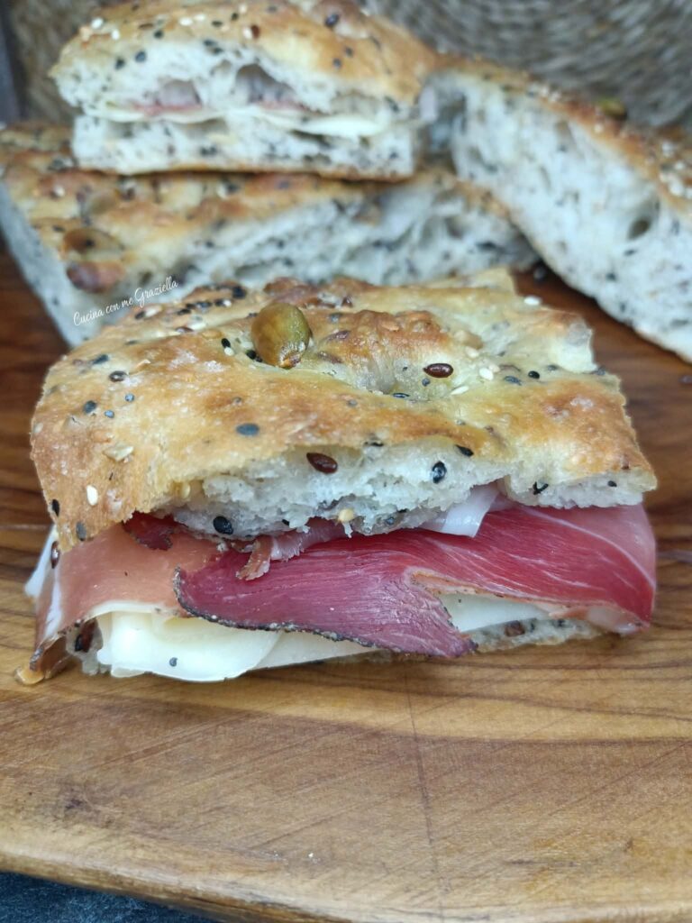 Focaccia con semi misti ripiena Focaccia con semi misti ripiena