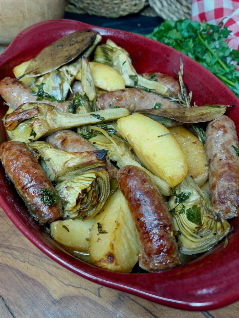 Salsicce con patate e carciofi al forno
