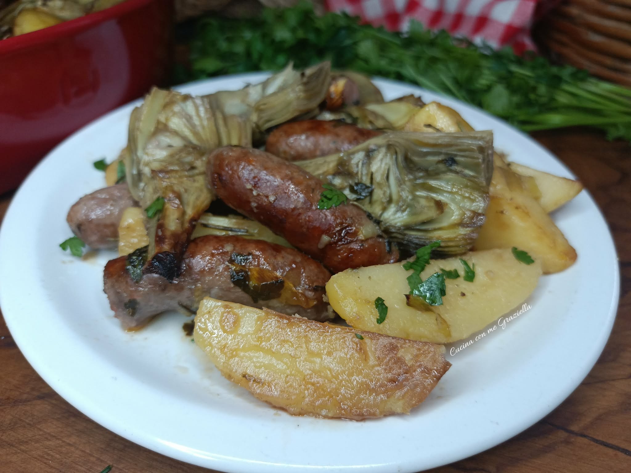 Salsicce con patate e carciofi al forno