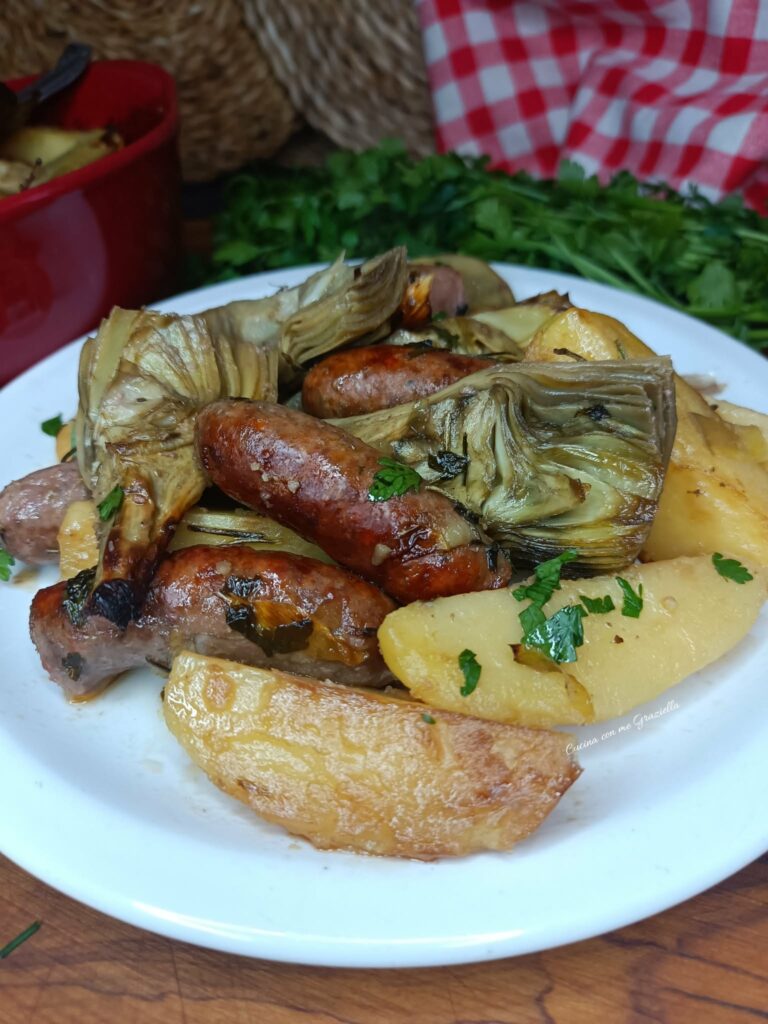 Salsicce con patate e carciofi al forno