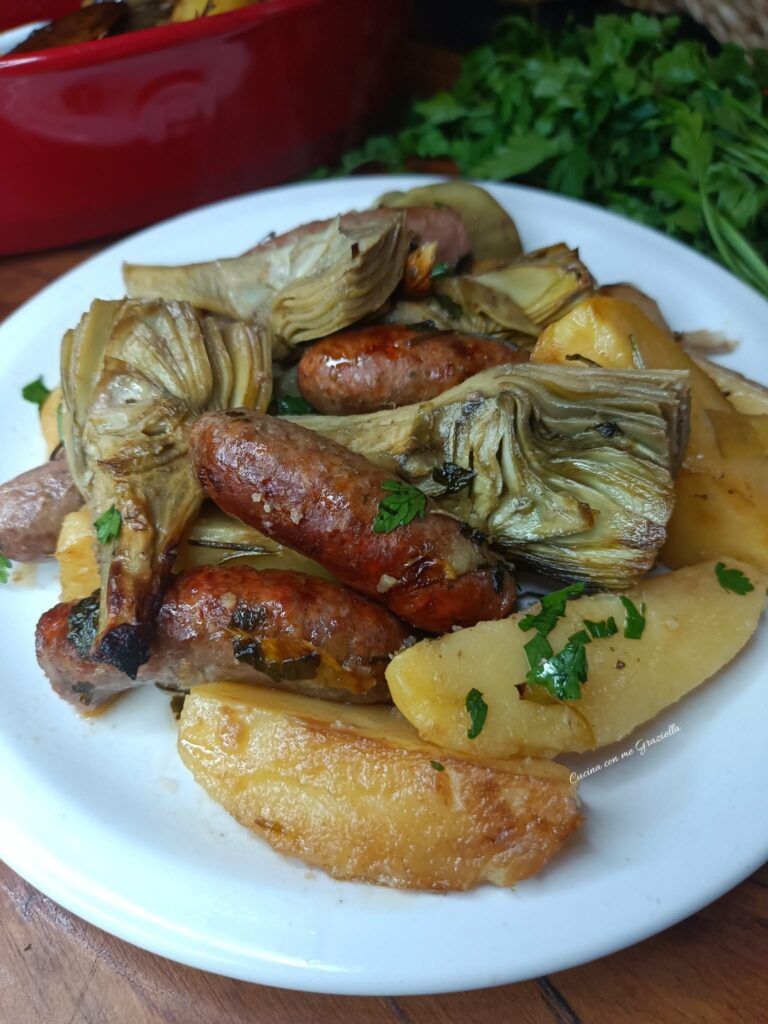 Salsicce con patate e carciofi al forno